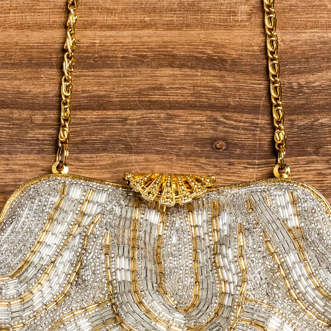 金駒イメージの格式高い金銀ビーズバッグ