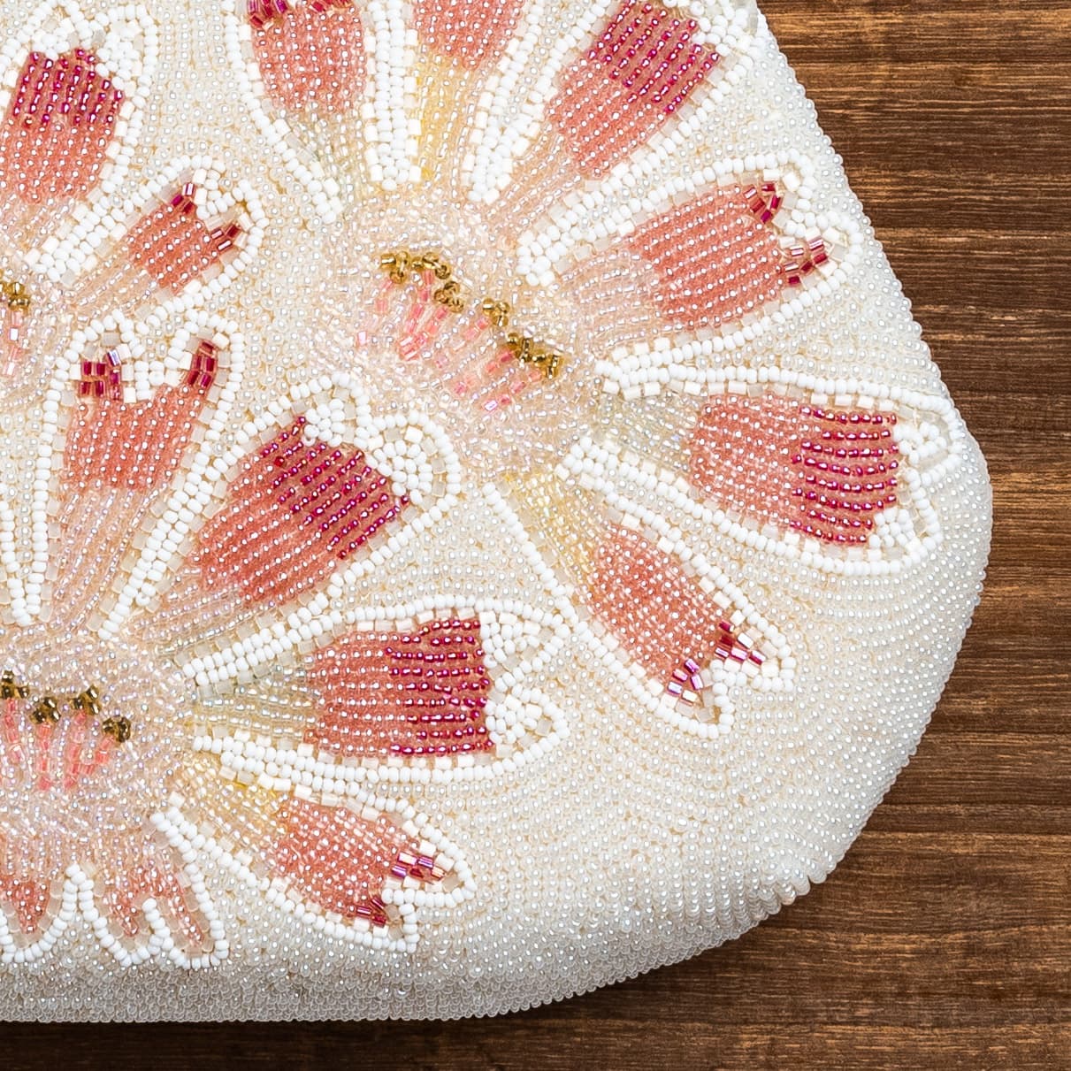 白地に大輪の秋桜のビーズバッグ