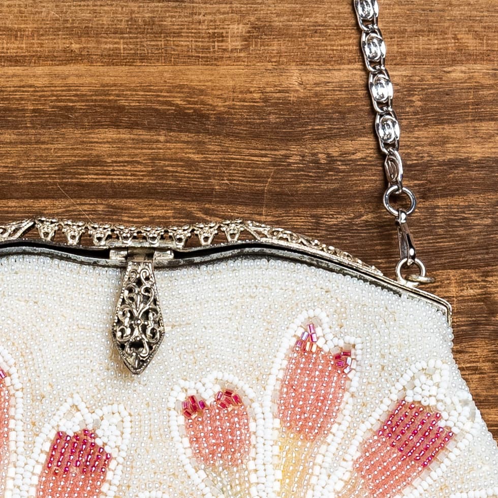 白地に大輪の秋桜のビーズバッグ