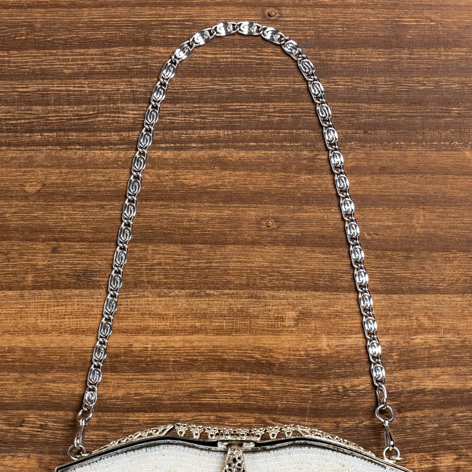 白地に大輪の秋桜のビーズバッグ