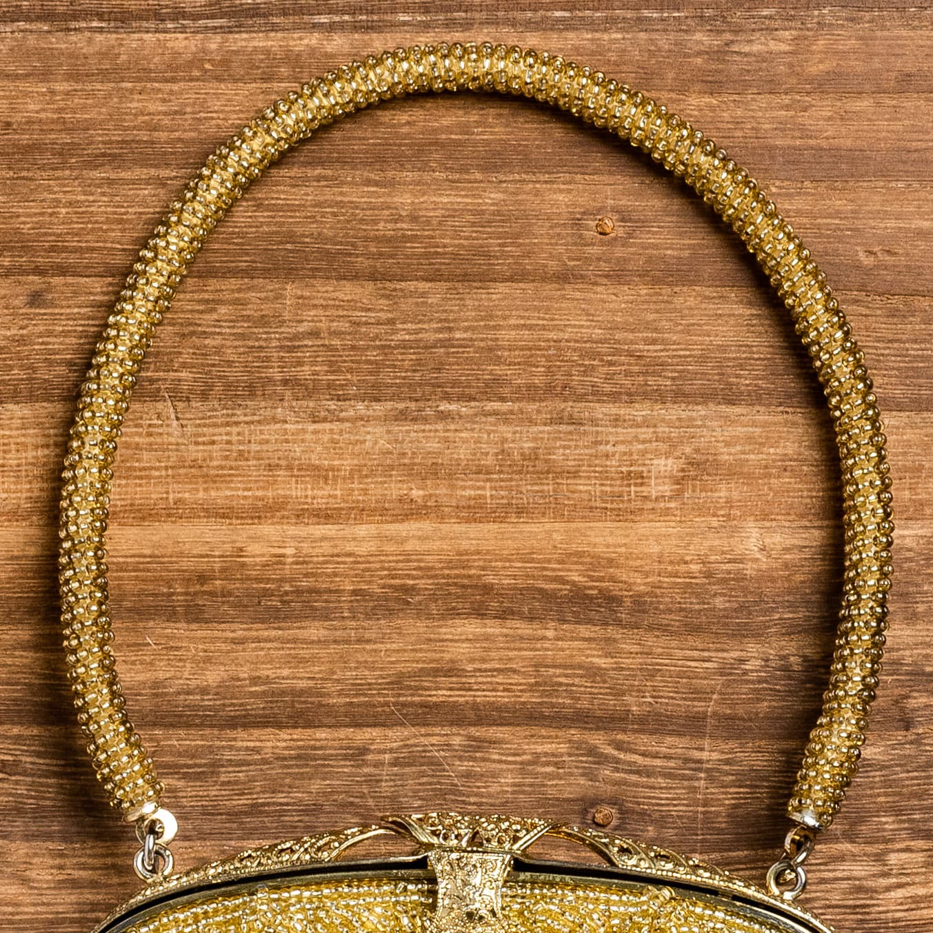 爽やかで明るいゴールドのがま口ビーズバッグ