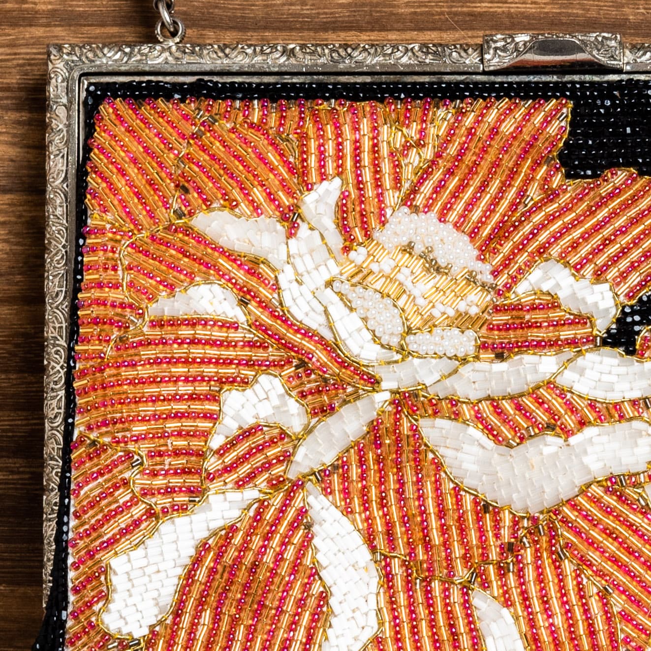 緋色の月下美人と金駒刺繍のビーズバッグ