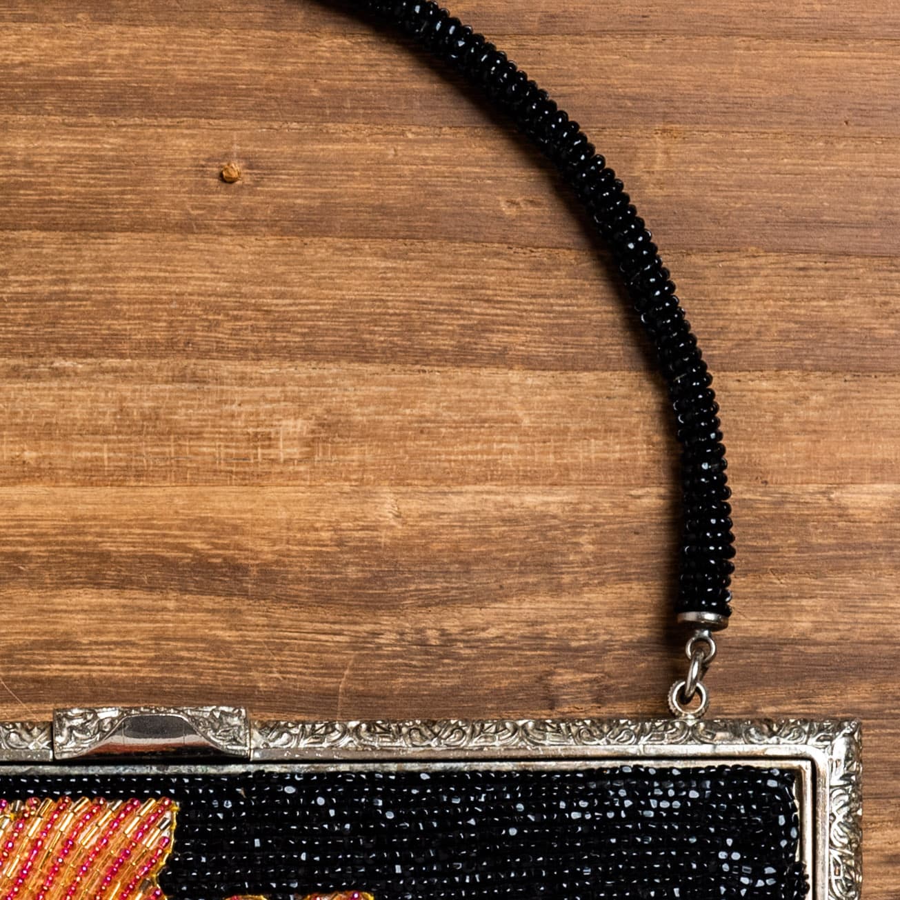 緋色の月下美人と金駒刺繍のビーズバッグ