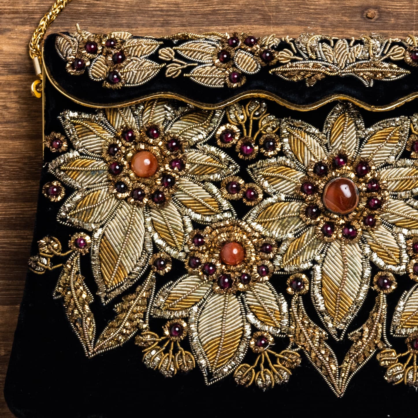 黒いベルベットに宝石の花のビーズバッグ