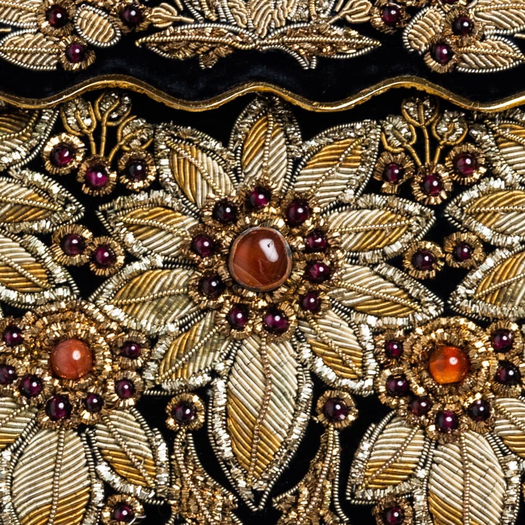 黒いベルベットに宝石の花のビーズバッグ