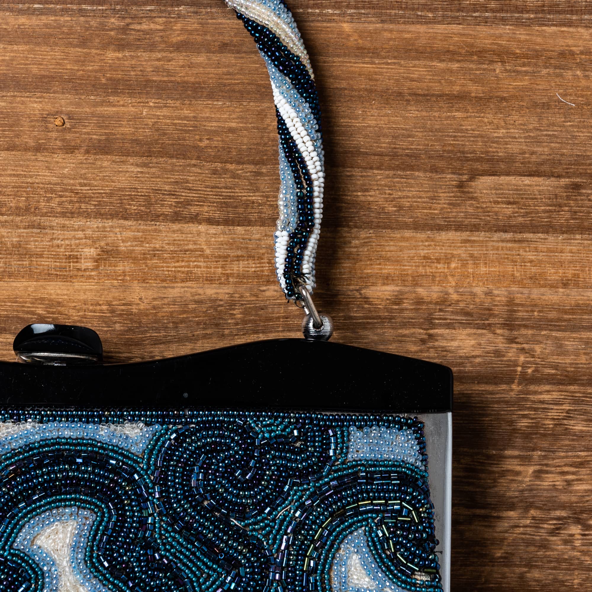 透明に青でデフォルメされた水紋の総ビーズバッグ