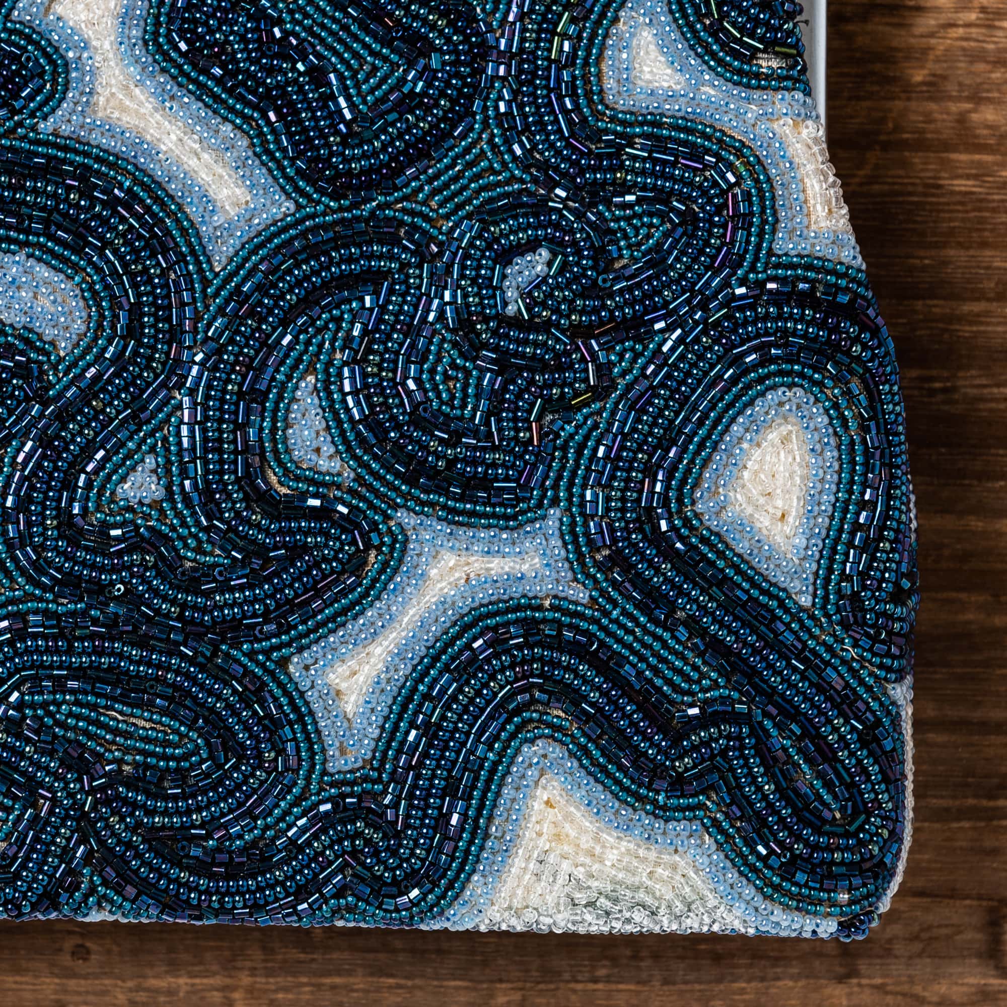 透明に青でデフォルメされた水紋の総ビーズバッグ