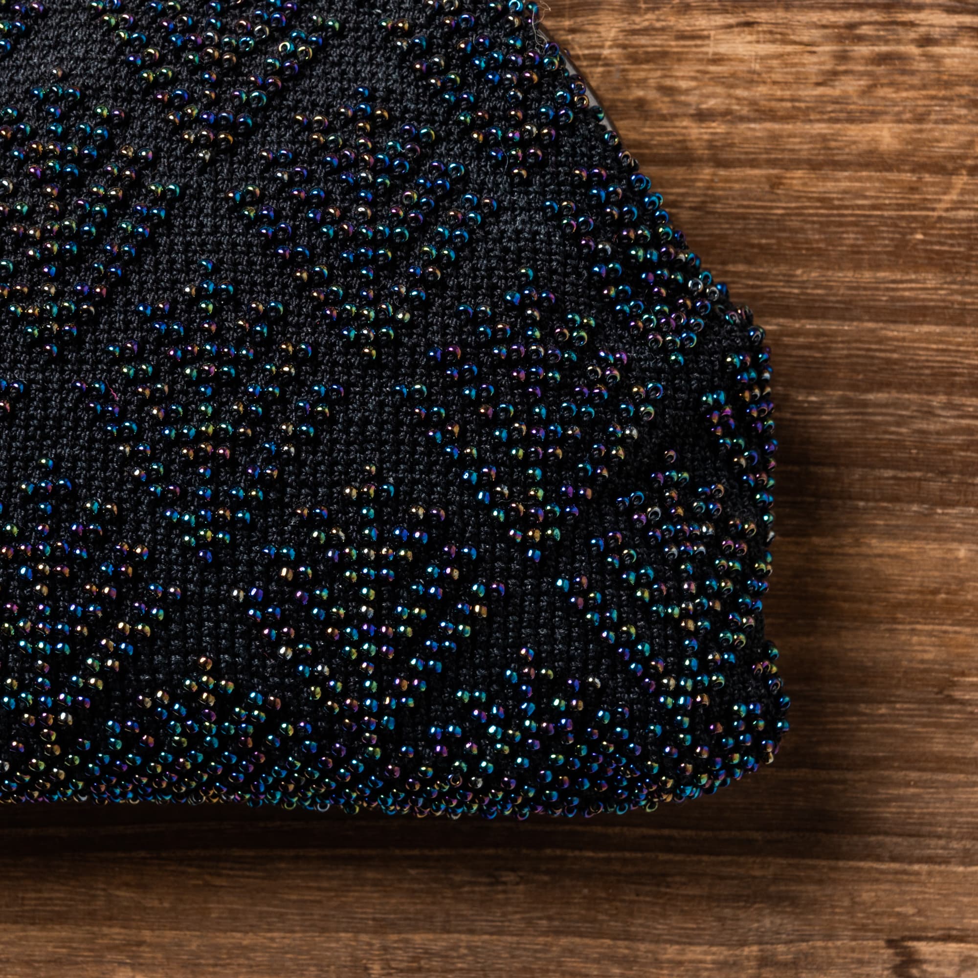 七色に輝く玉虫色で松葉の菱文様の総ビーズバッグ