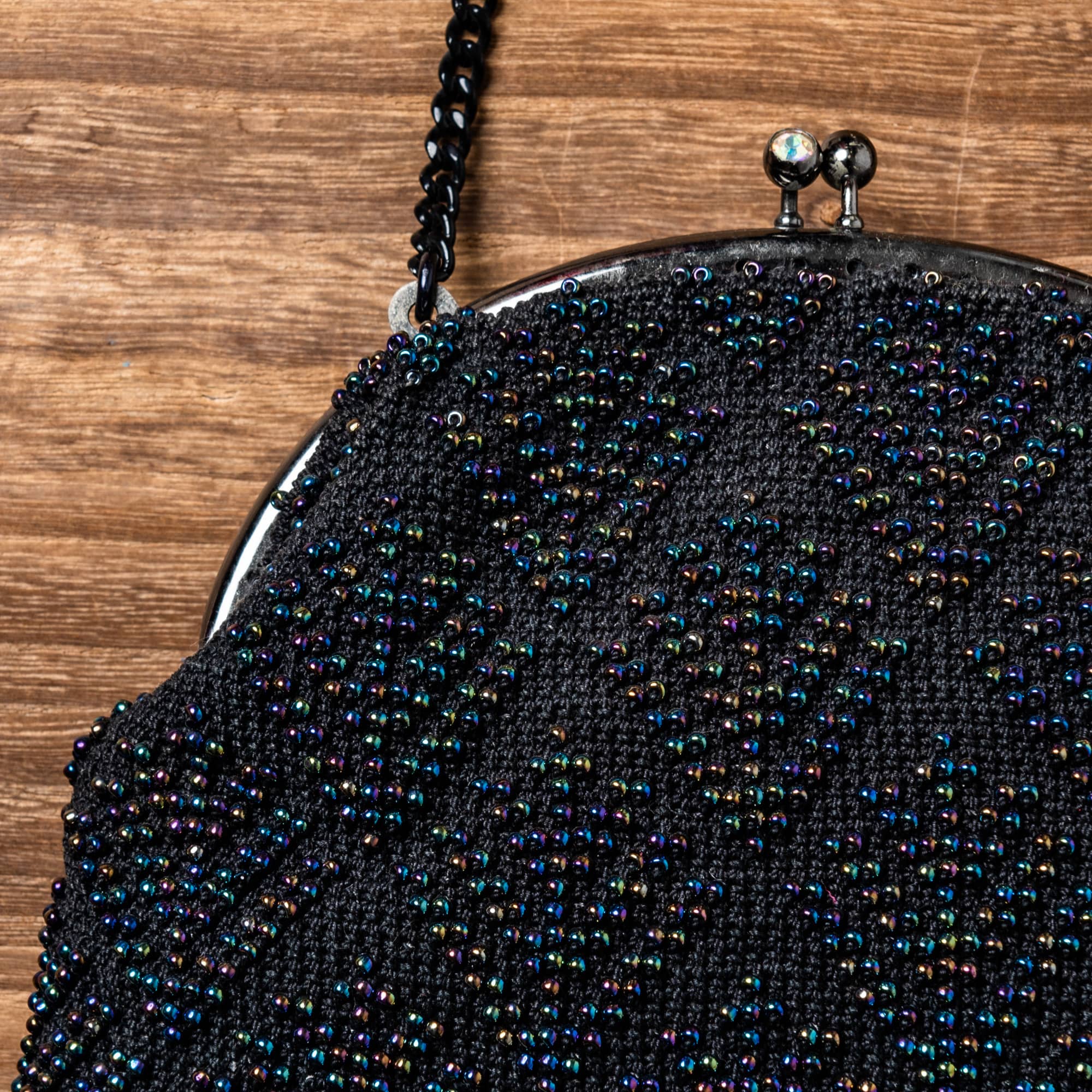 七色に輝く玉虫色で松葉の菱文様の総ビーズバッグ