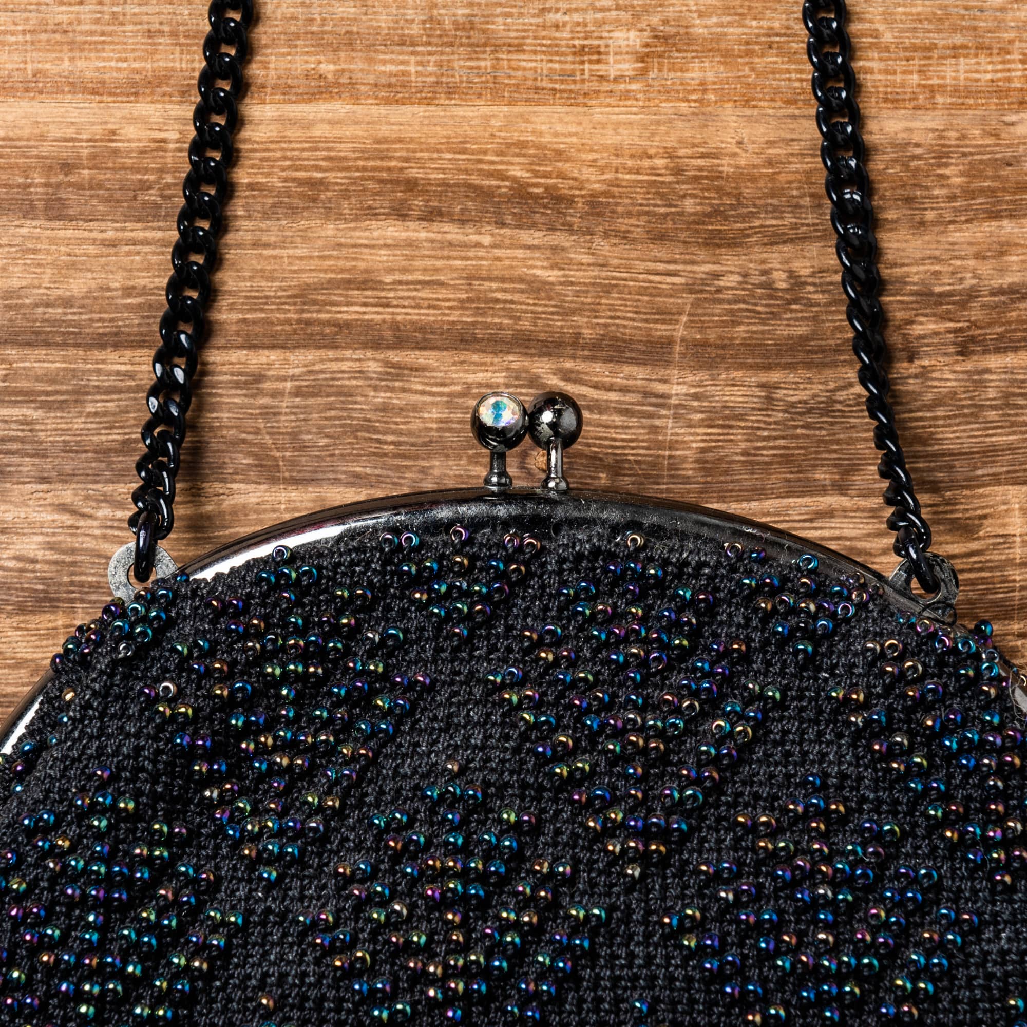 七色に輝く玉虫色で松葉の菱文様の総ビーズバッグ