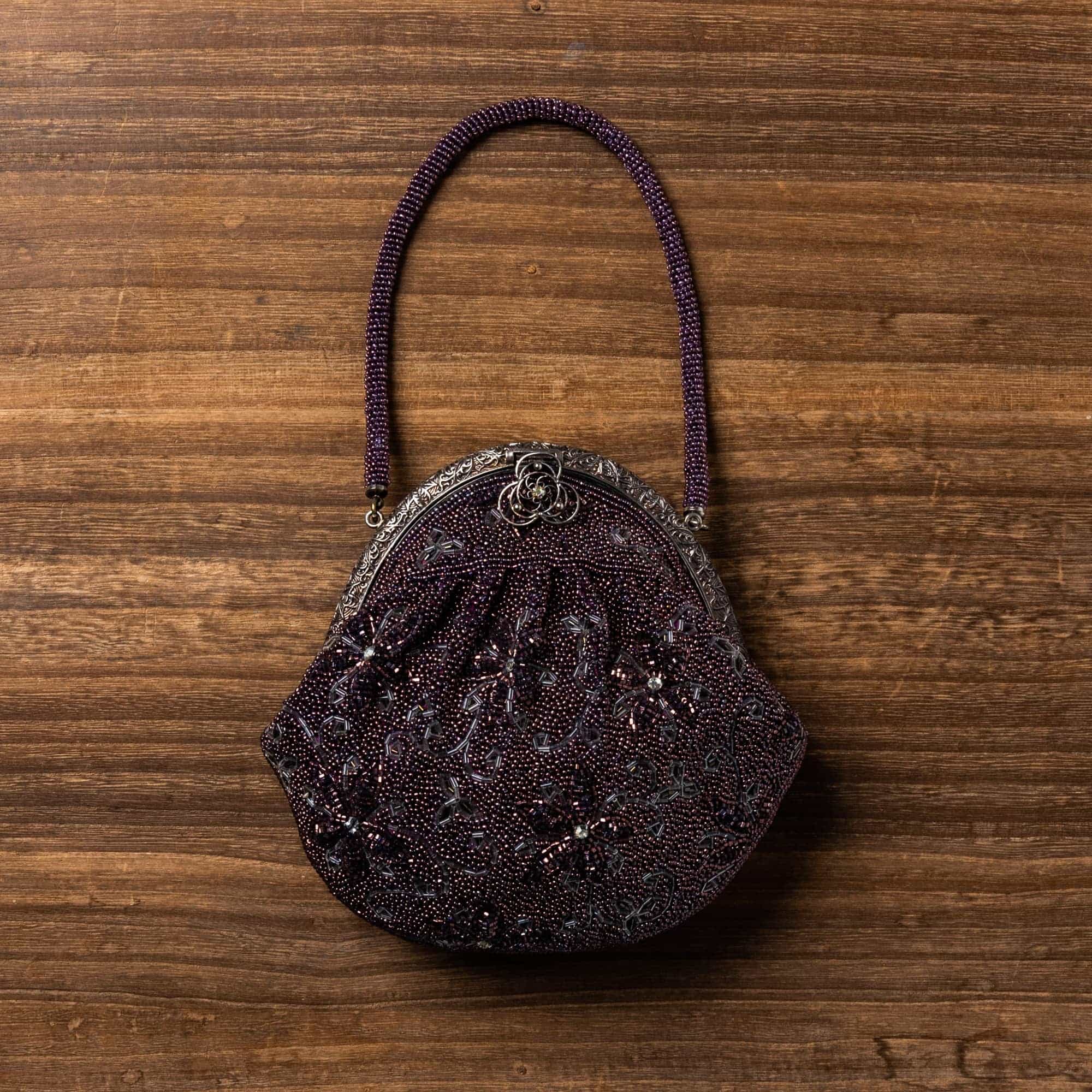 濃い紫色にクレマチスが描き出された総ビーズバッグ