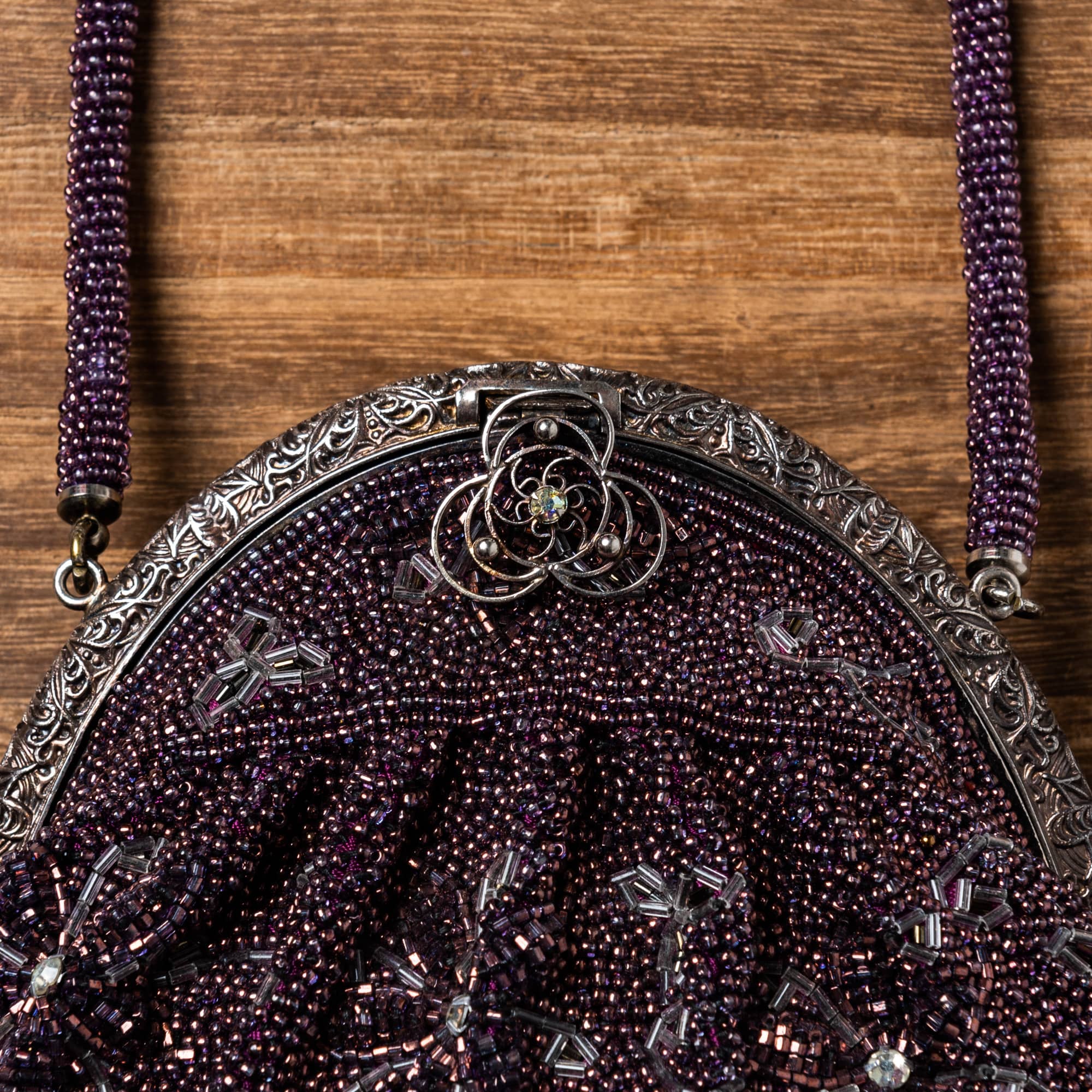 濃い紫色にクレマチスが描き出された総ビーズバッグ