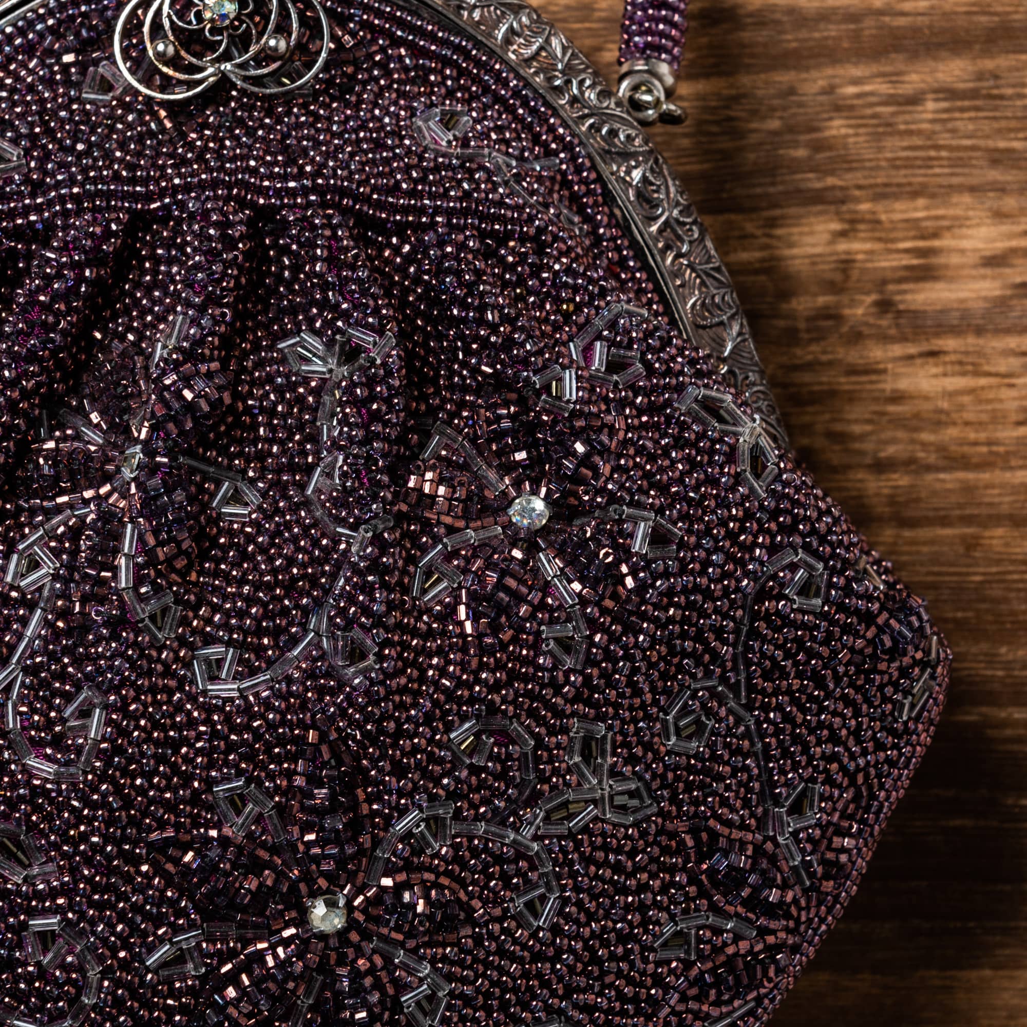 濃い紫色にクレマチスが描き出された総ビーズバッグ