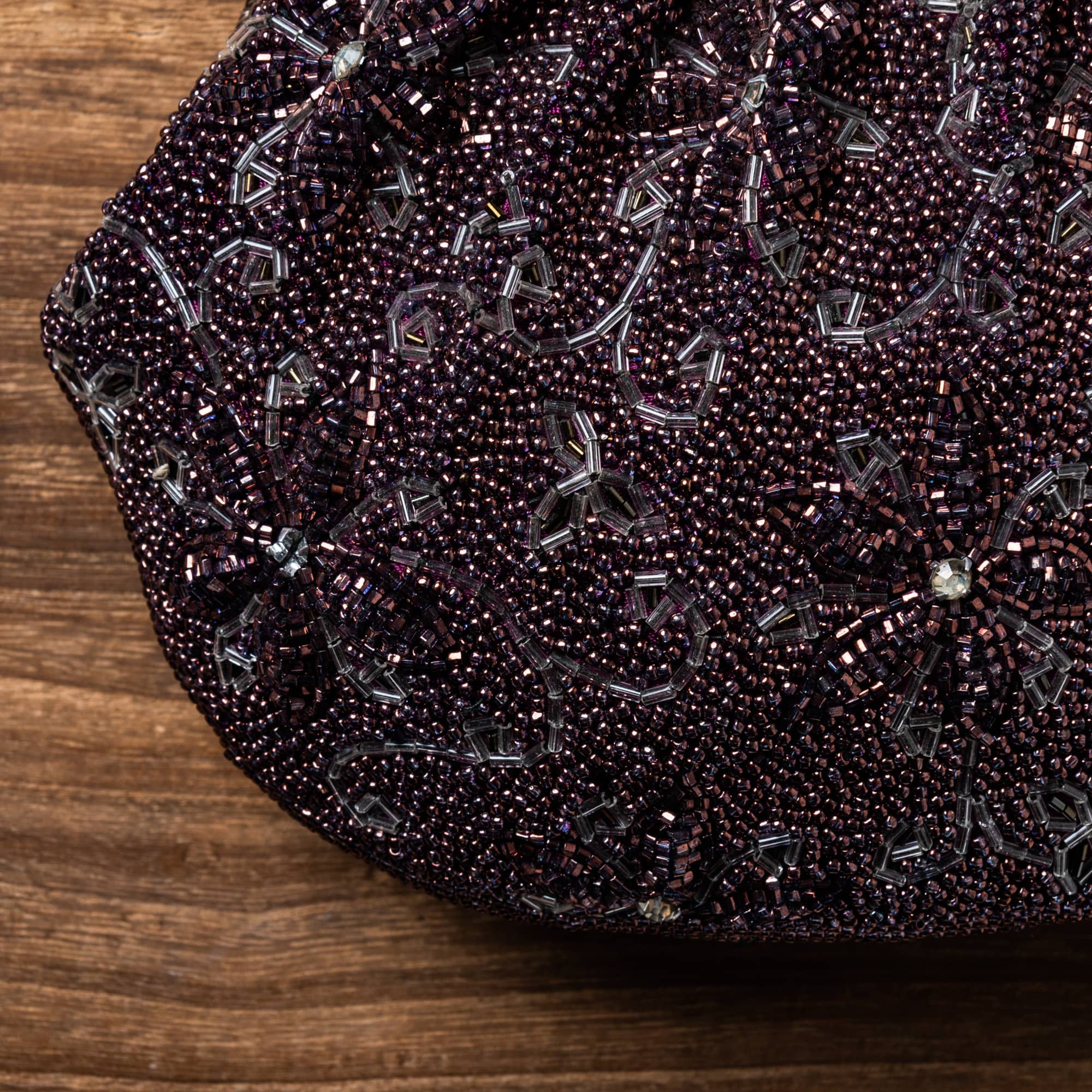 濃い紫色にクレマチスが描き出された総ビーズバッグ