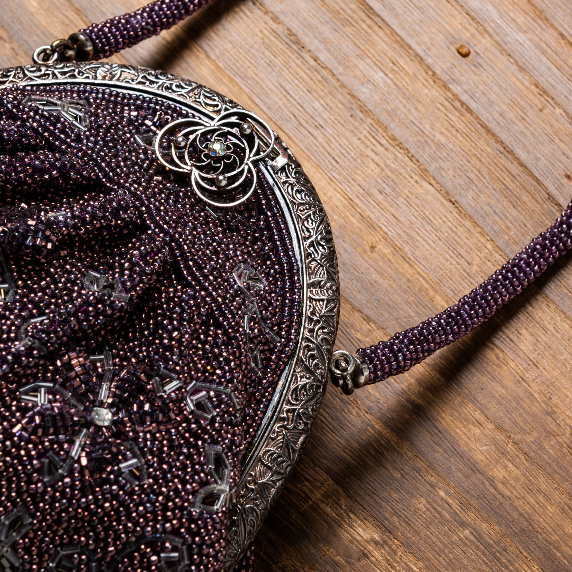 濃い紫色にクレマチスが描き出された総ビーズバッグ