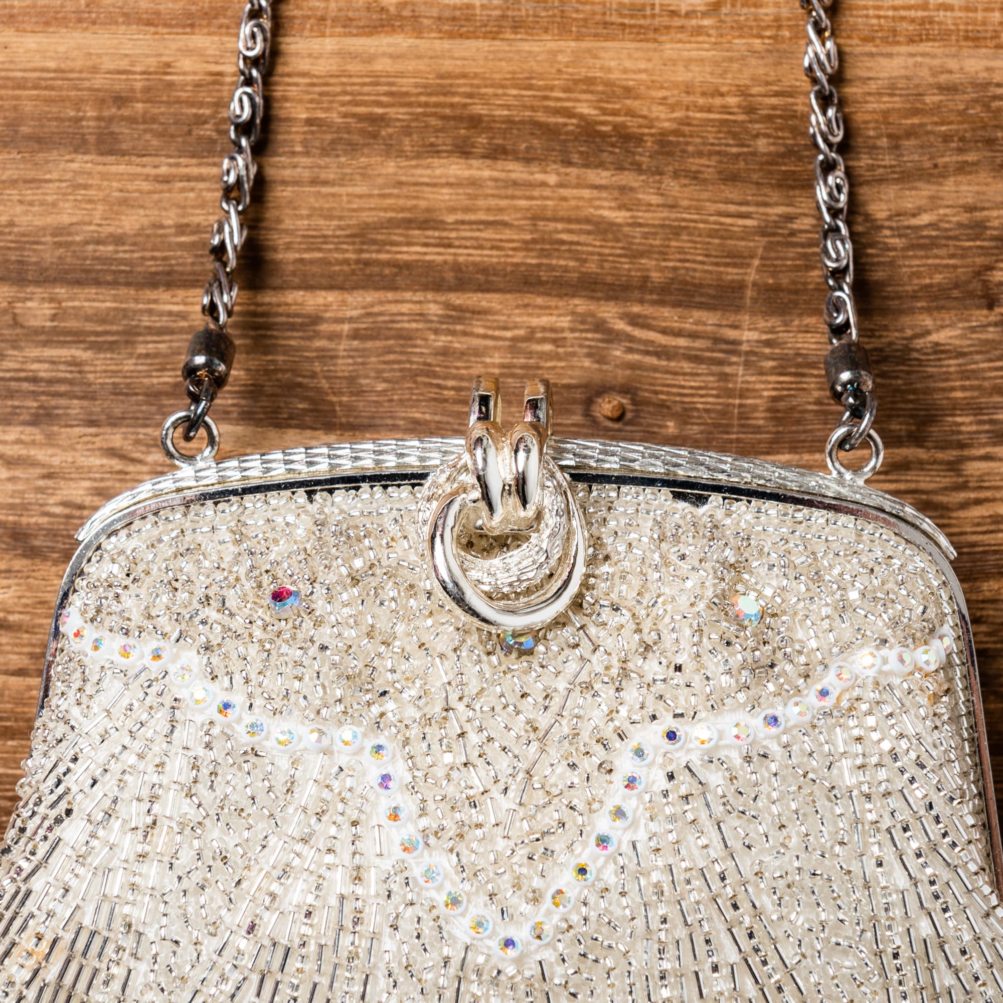 白銀のビーズと七色に輝く石の総ビーズバッグ