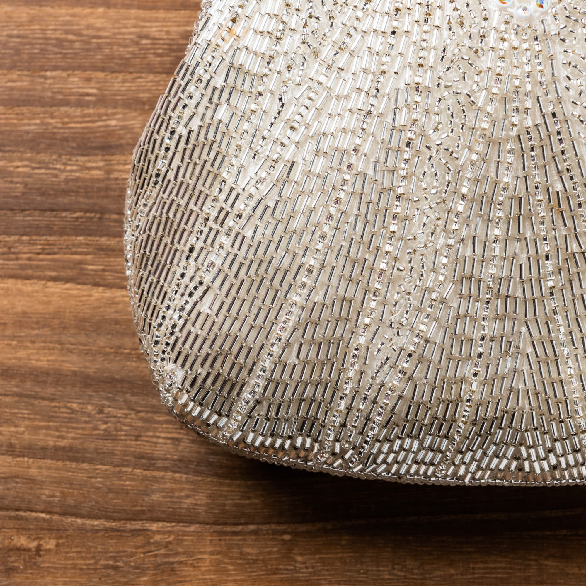 白銀のビーズと七色に輝く石の総ビーズバッグ