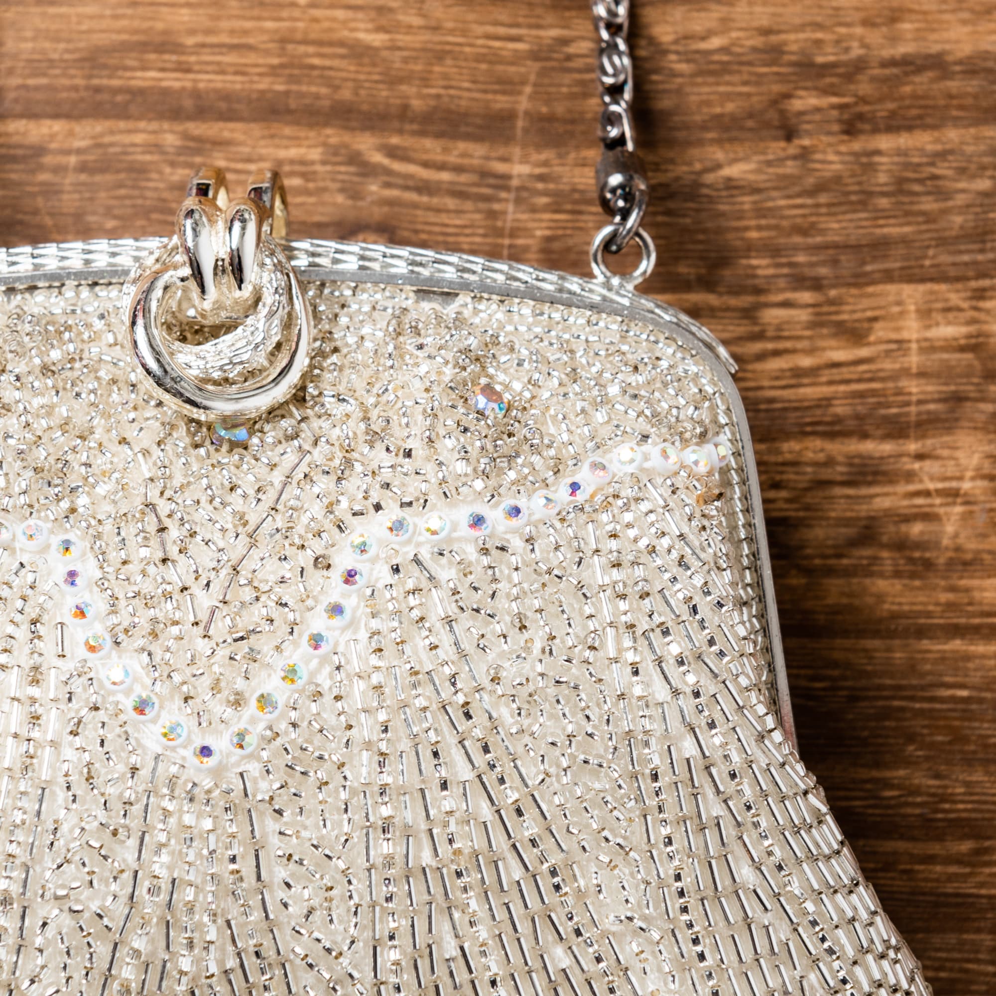 白銀のビーズと七色に輝く石の総ビーズバッグ