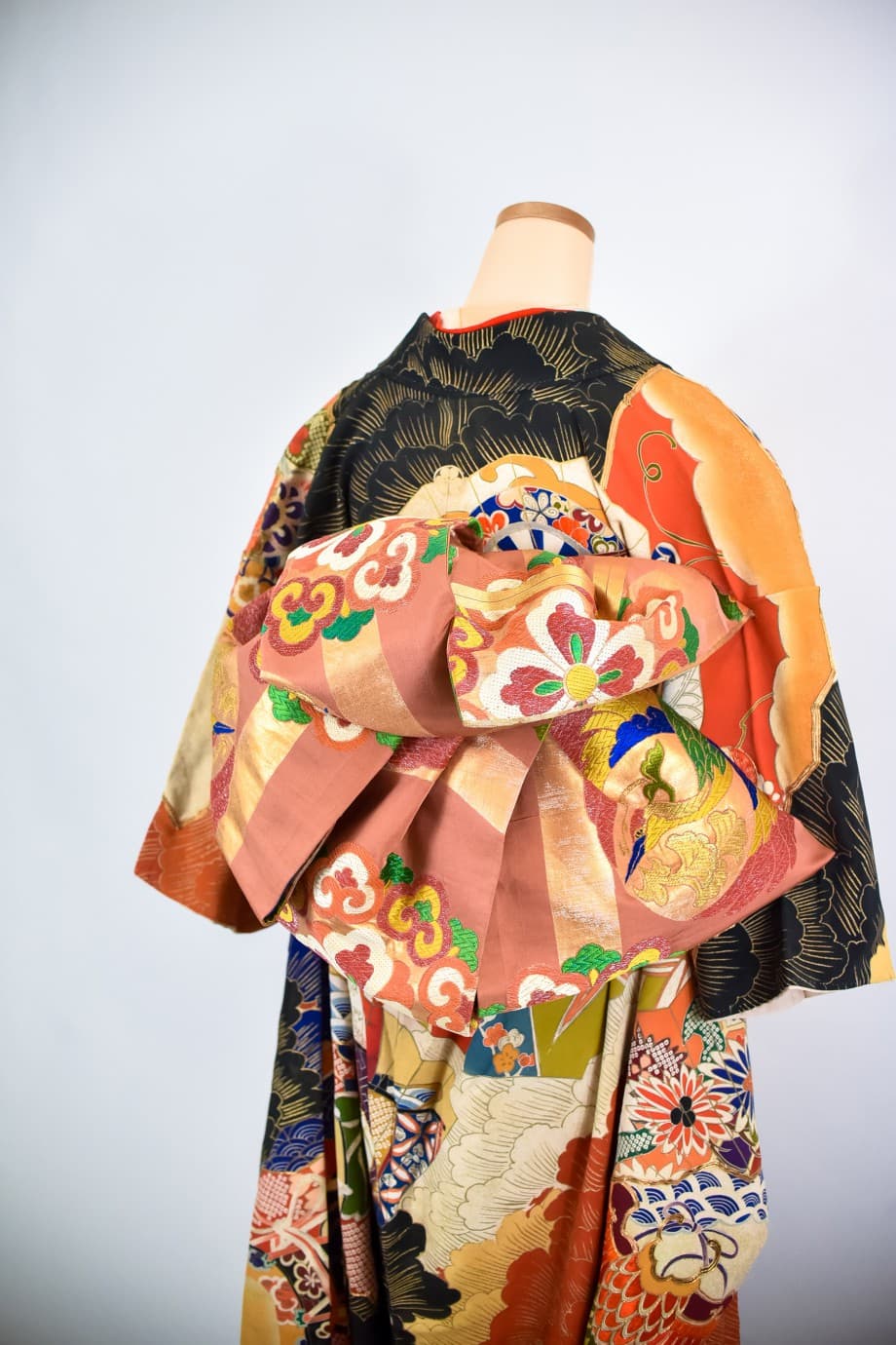 【和装の結婚式】亀甲七宝紋様の扇に松や波の黒引き振袖