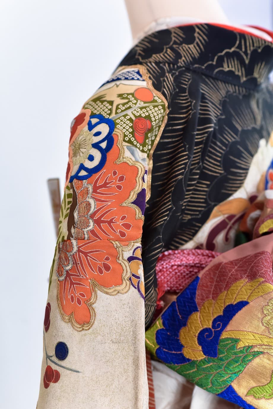 【和装の結婚式】亀甲七宝紋様の扇に松や波の黒引き振袖