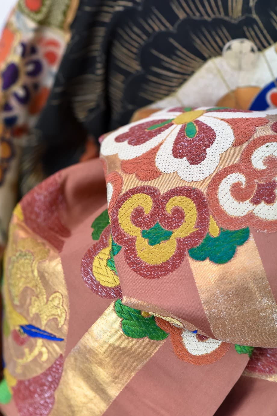 【和装の結婚式】亀甲七宝紋様の扇に松や波の黒引き振袖