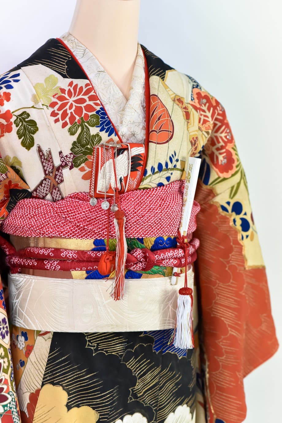 【和装の結婚式】亀甲七宝紋様の扇に松や波の黒引き振袖