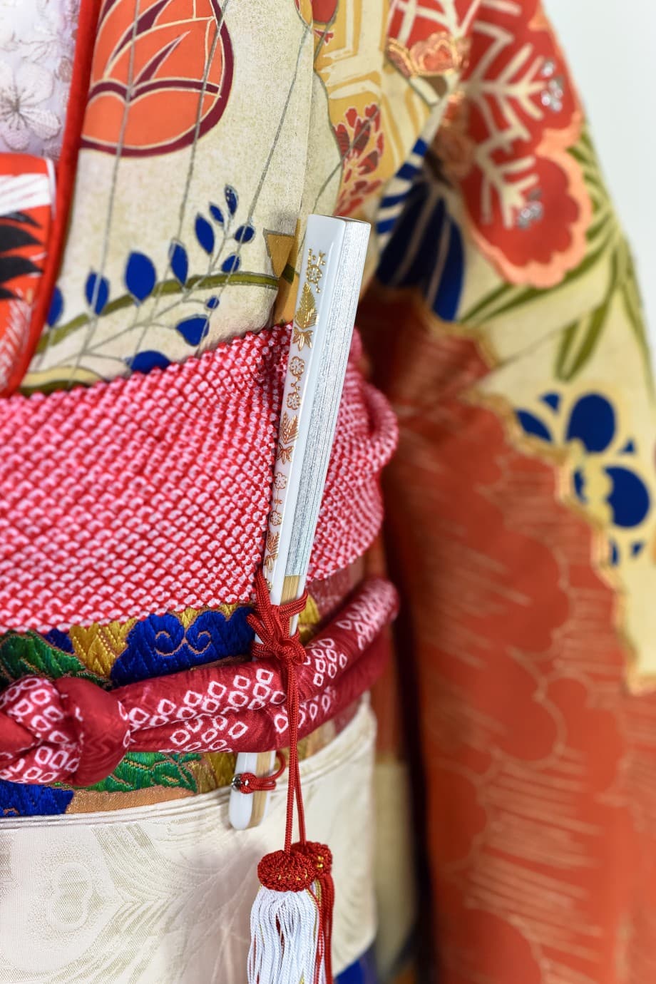 【和装の結婚式】亀甲七宝紋様の扇に松や波の黒引き振袖