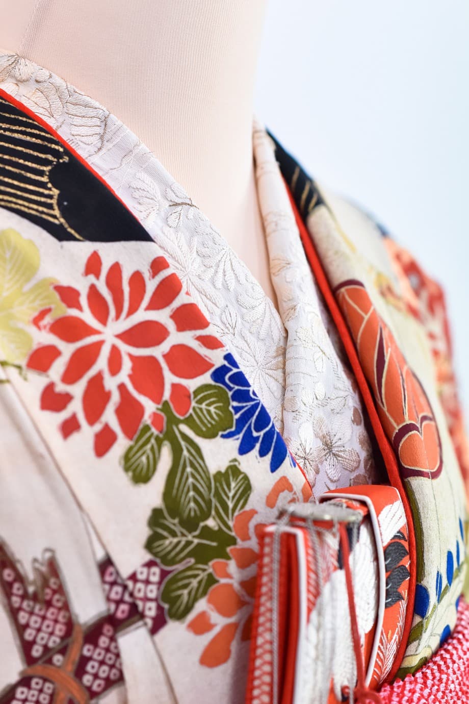 【和装の結婚式】亀甲七宝紋様の扇に松や波の黒引き振袖