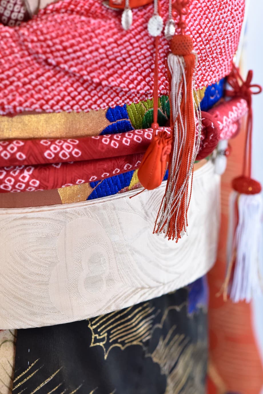 【和装の結婚式】亀甲七宝紋様の扇に松や波の黒引き振袖