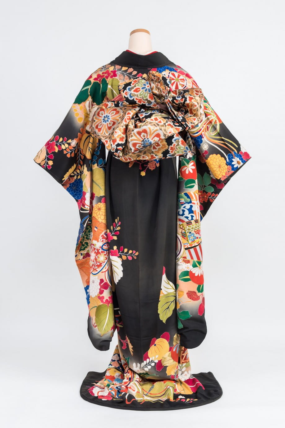 【和装の結婚式】御所車に檜扇・菊の黒引き振袖