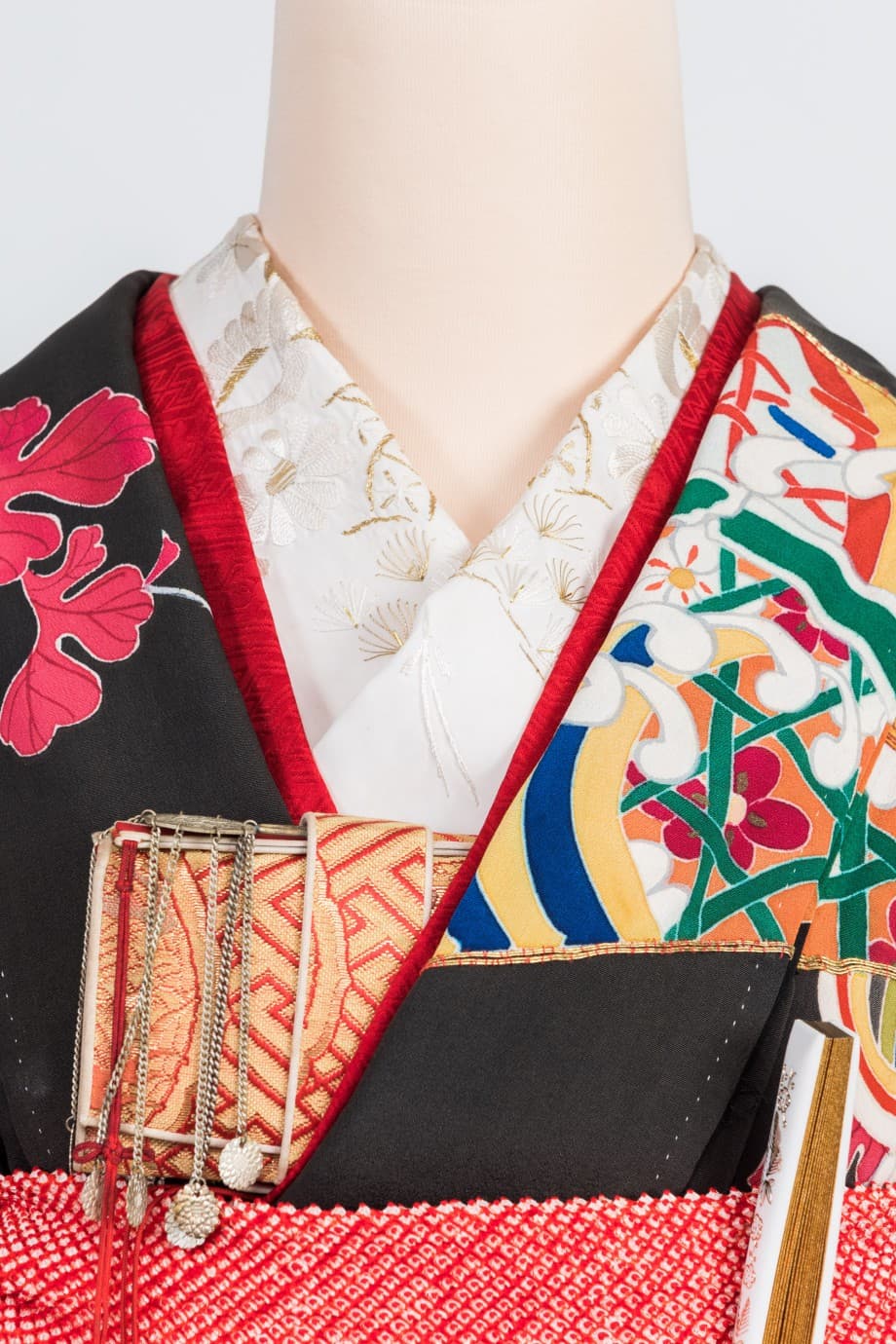 【和装の結婚式】御所車に檜扇・菊の黒引き振袖