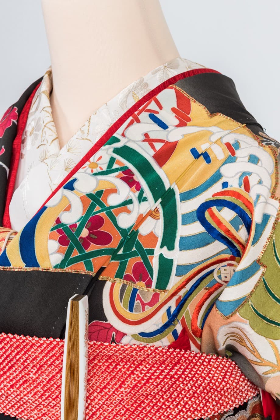 【和装の結婚式】御所車に檜扇・菊の黒引き振袖