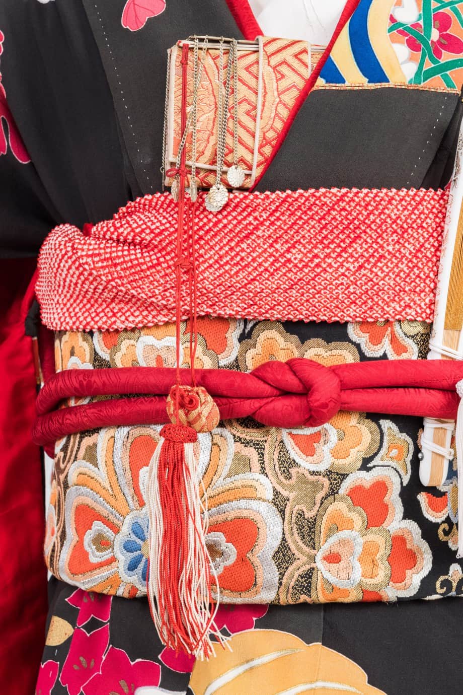 【和装の結婚式】御所車に檜扇・菊の黒引き振袖