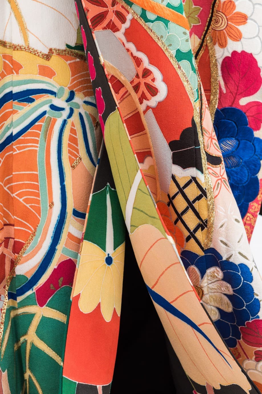 【和装の結婚式】御所車に檜扇・菊の黒引き振袖