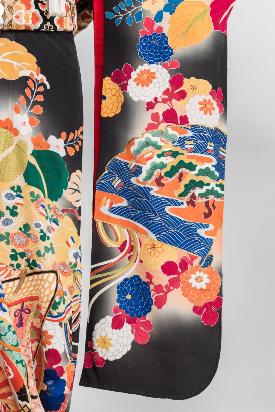 【和装の結婚式】御所車に檜扇・菊の黒引き振袖