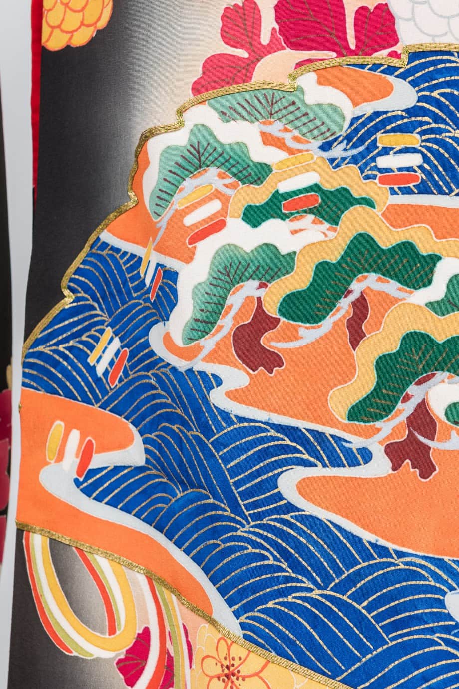 【和装の結婚式】御所車に檜扇・菊の黒引き振袖