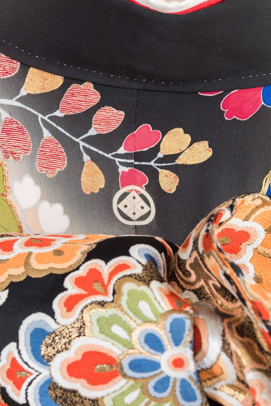 【和装の結婚式】御所車に檜扇・菊の黒引き振袖