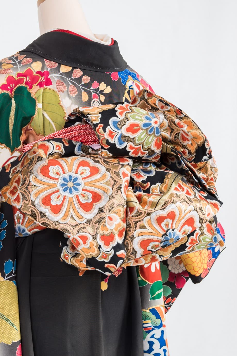 【和装の結婚式】御所車に檜扇・菊の黒引き振袖