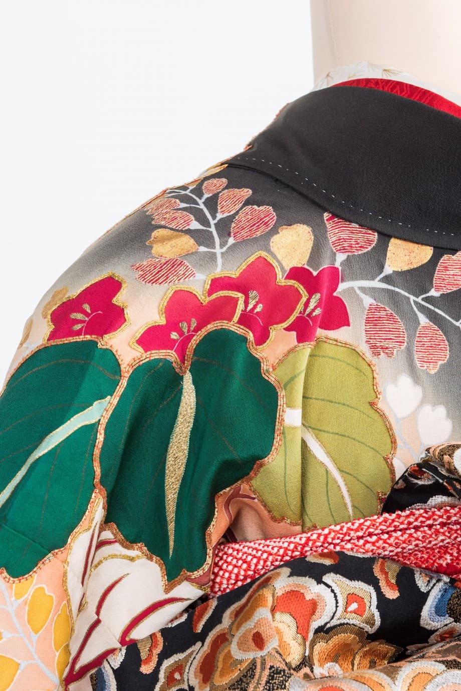 【和装の結婚式】御所車に檜扇・菊の黒引き振袖