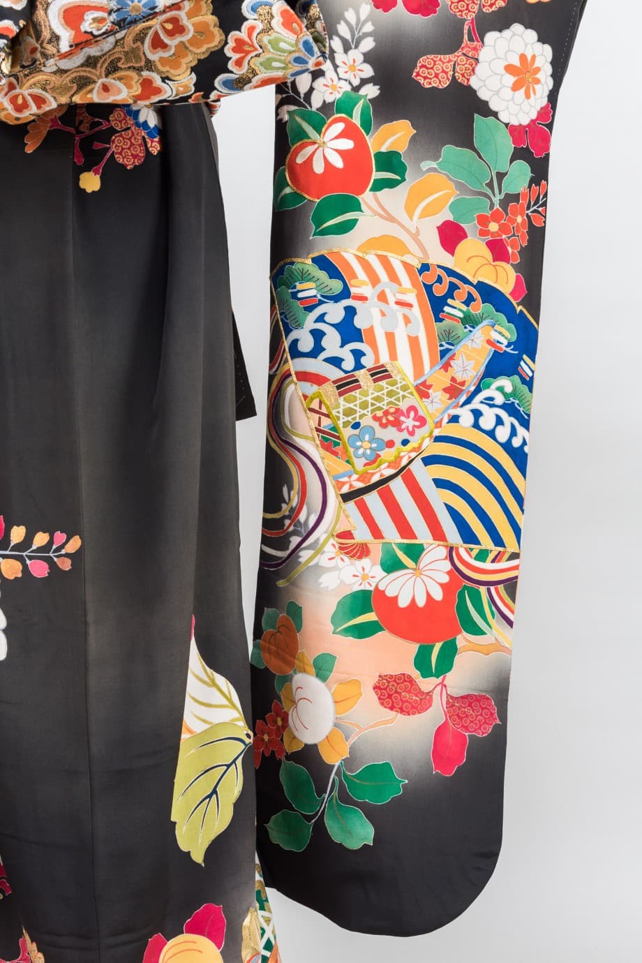 【和装の結婚式】御所車に檜扇・菊の黒引き振袖