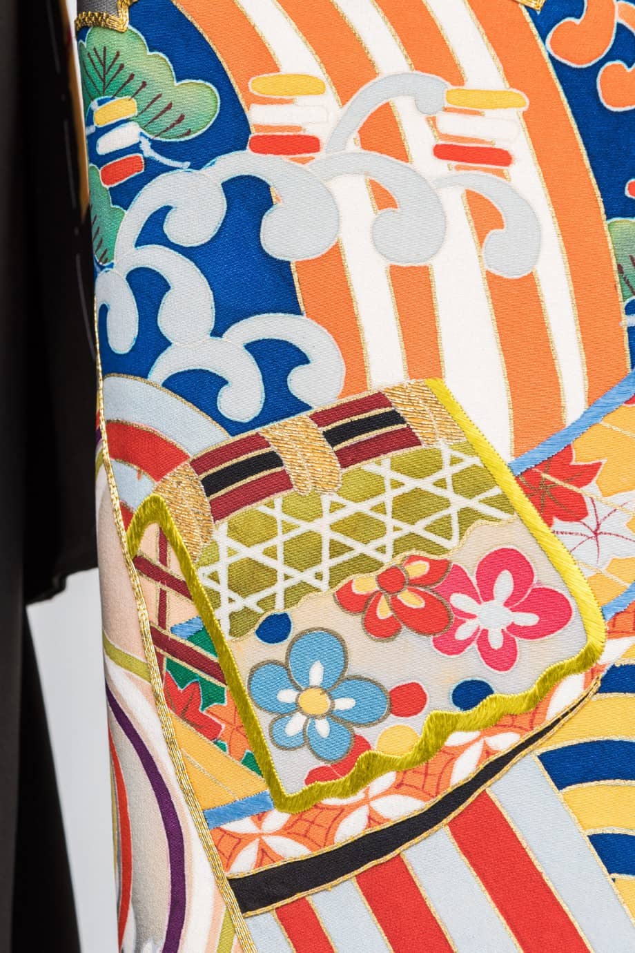 【和装の結婚式】御所車に檜扇・菊の黒引き振袖