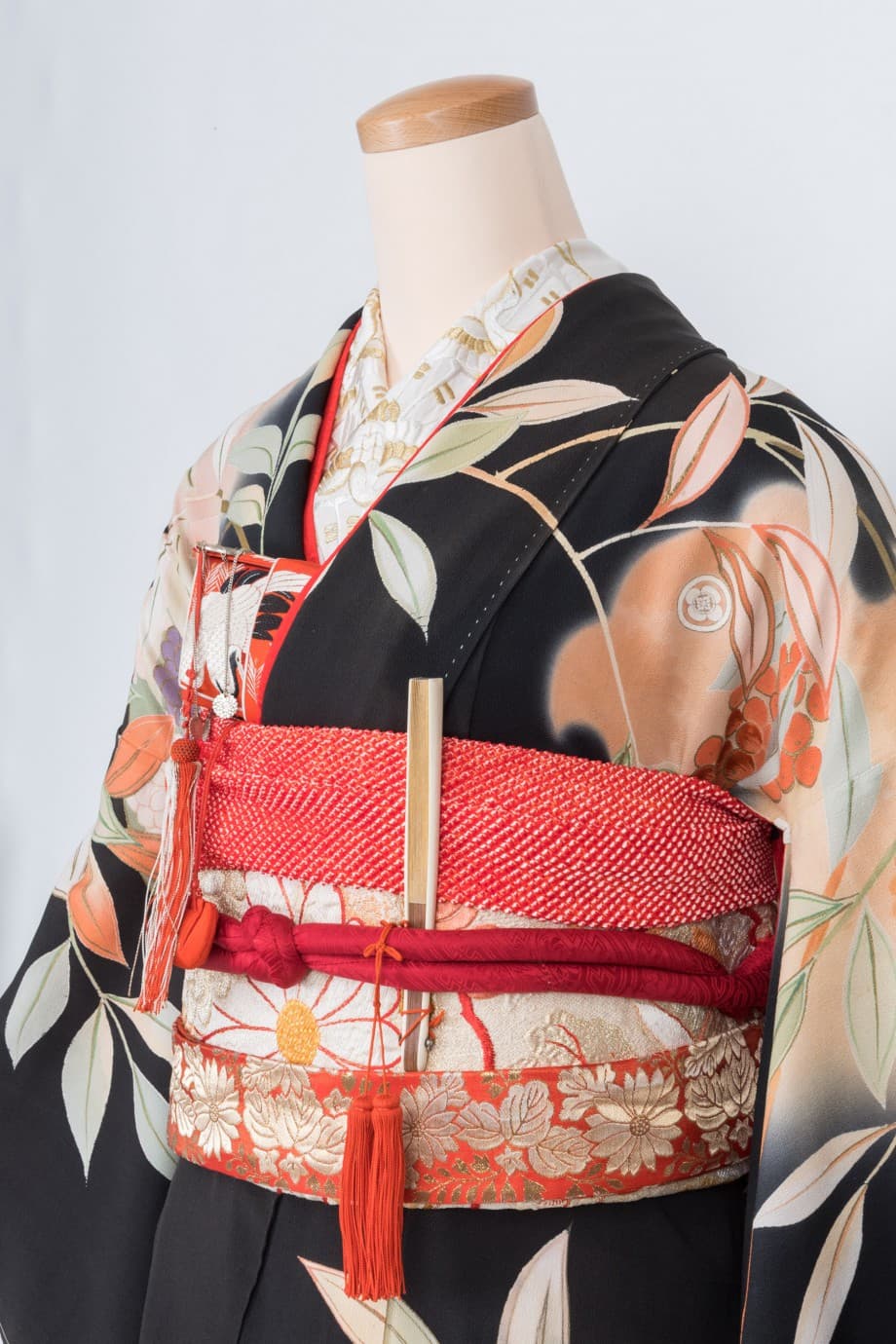 【和装の結婚式】花の本と南天の黒引き振袖