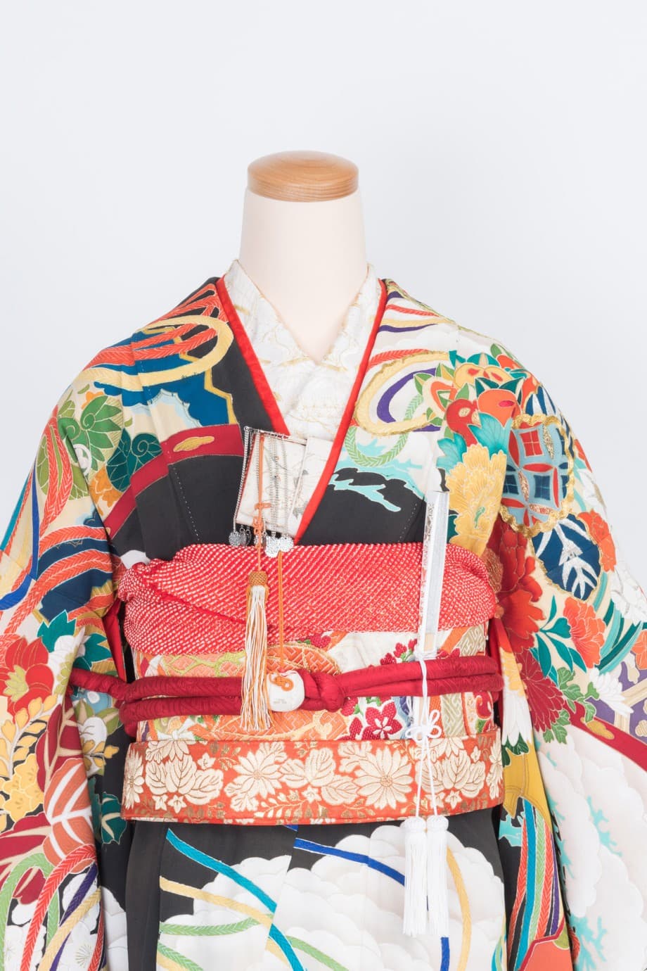 【和装の結婚式】白松に花薬玉と鼓の黒引き振袖