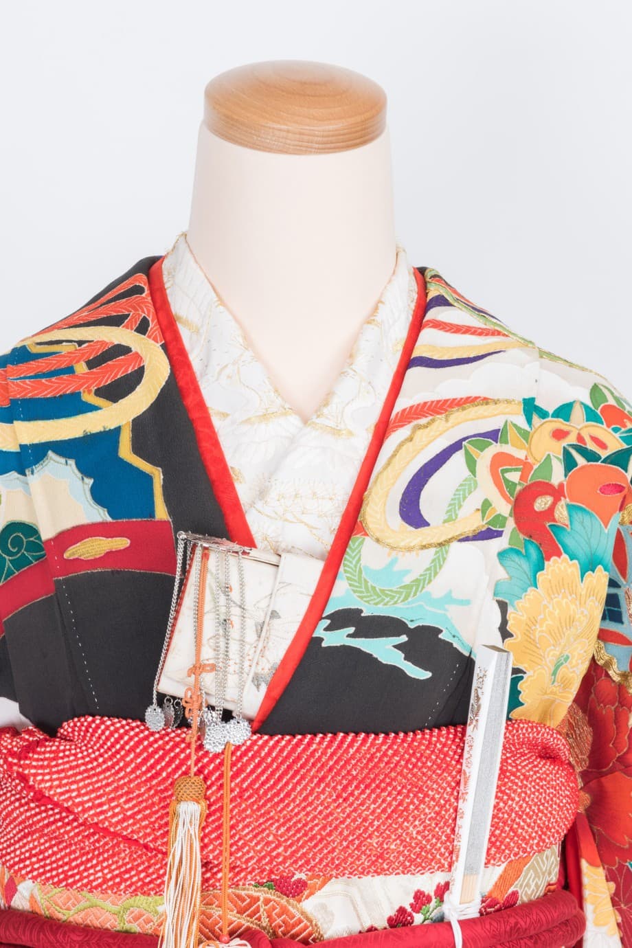 【和装の結婚式】白松に花薬玉と鼓の黒引き振袖