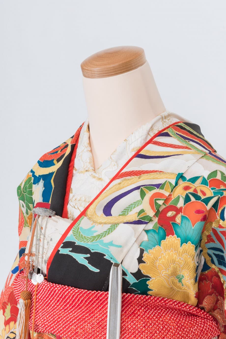 【和装の結婚式】白松に花薬玉と鼓の黒引き振袖