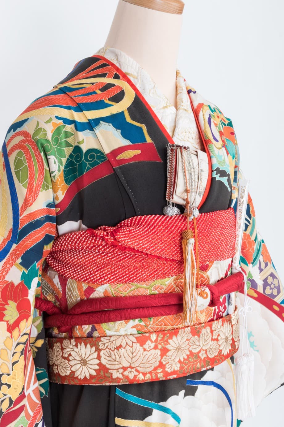 【和装の結婚式】白松に花薬玉と鼓の黒引き振袖