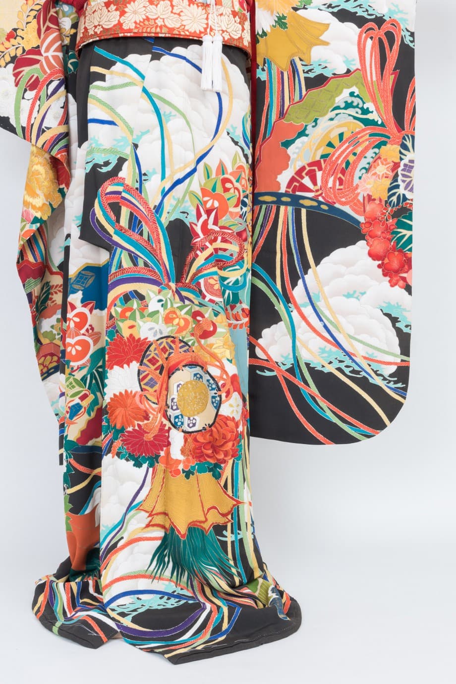 【和装の結婚式】白松に花薬玉と鼓の黒引き振袖