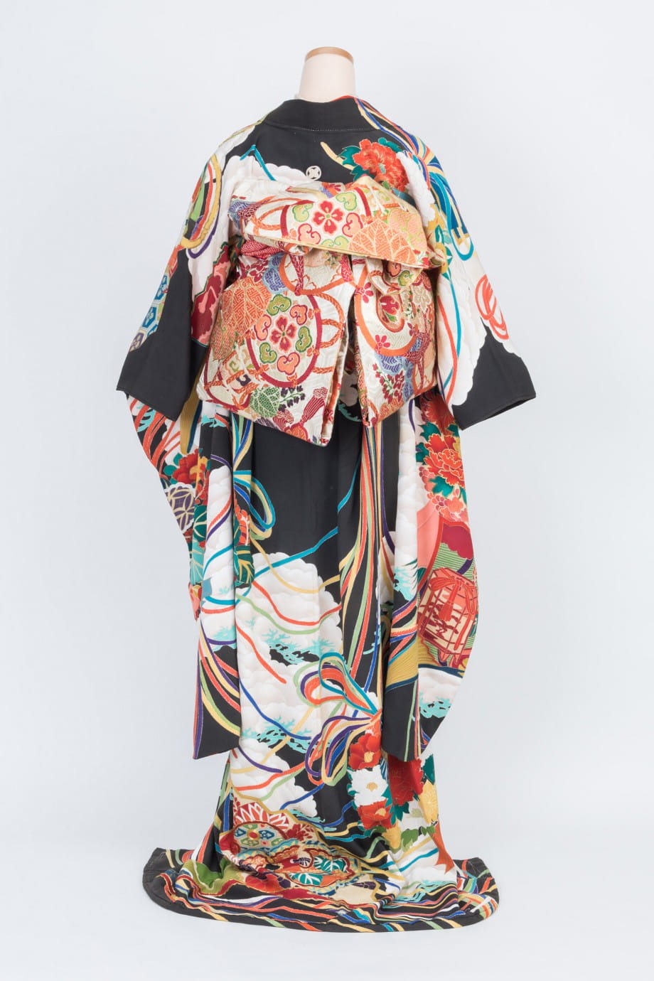 【和装の結婚式】白松に花薬玉と鼓の黒引き振袖