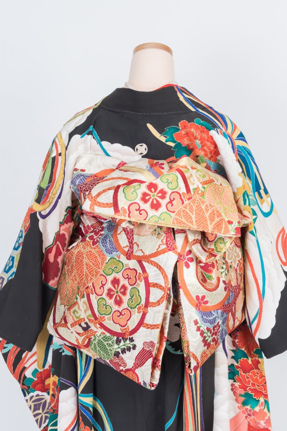 【和装の結婚式】白松に花薬玉と鼓の黒引き振袖