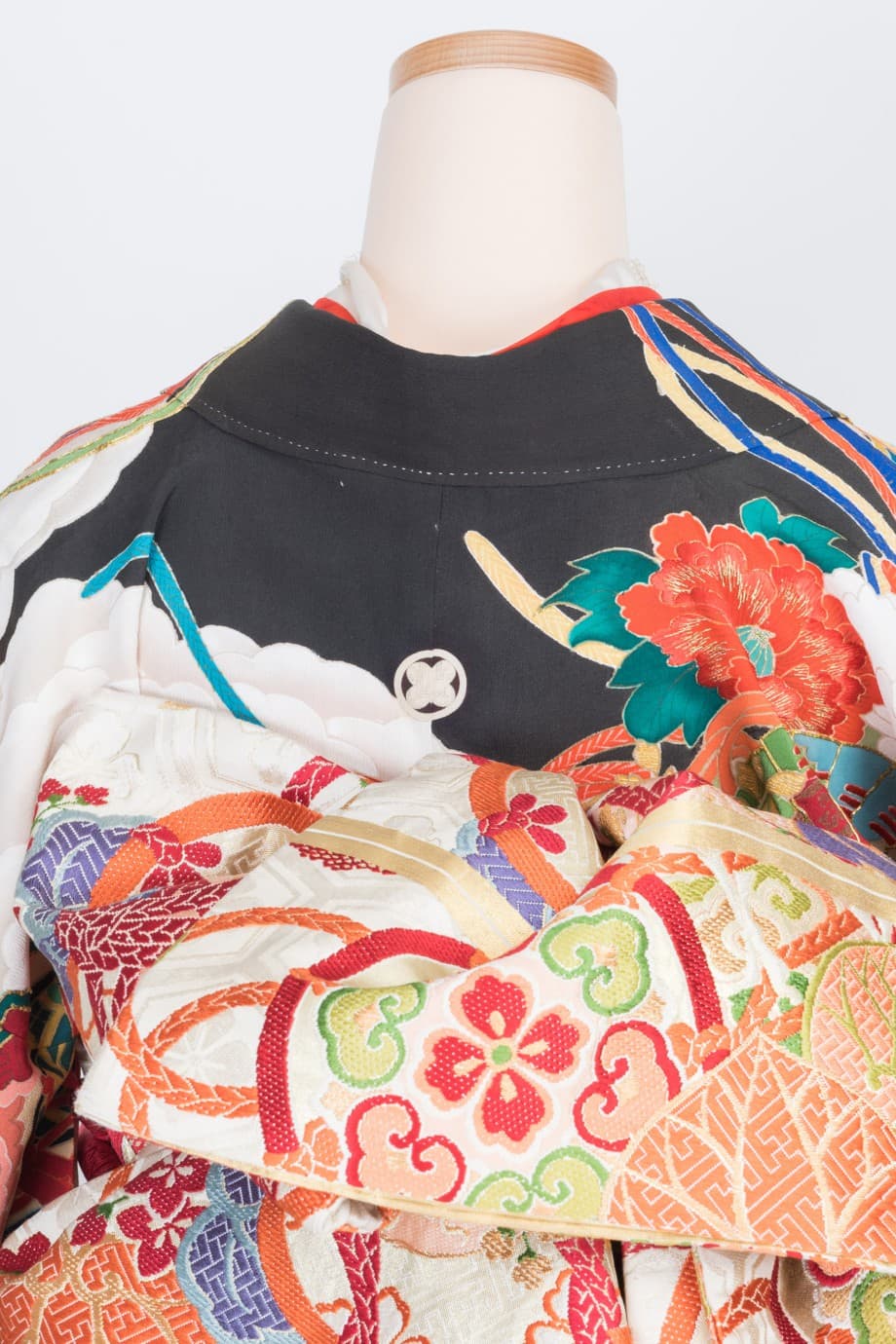 【和装の結婚式】白松に花薬玉と鼓の黒引き振袖